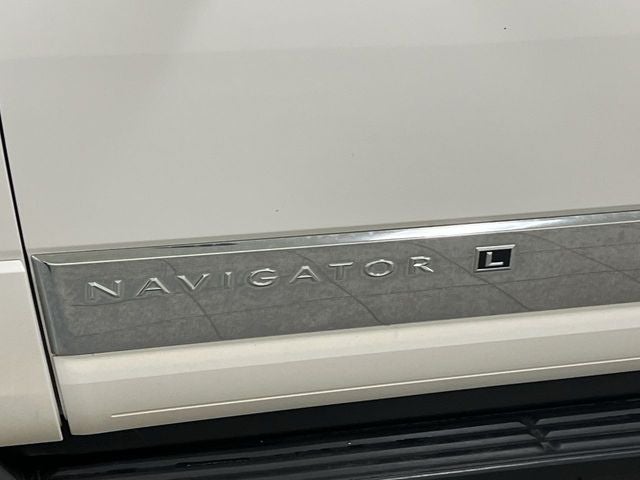 2013 Lincoln Navigator L Base