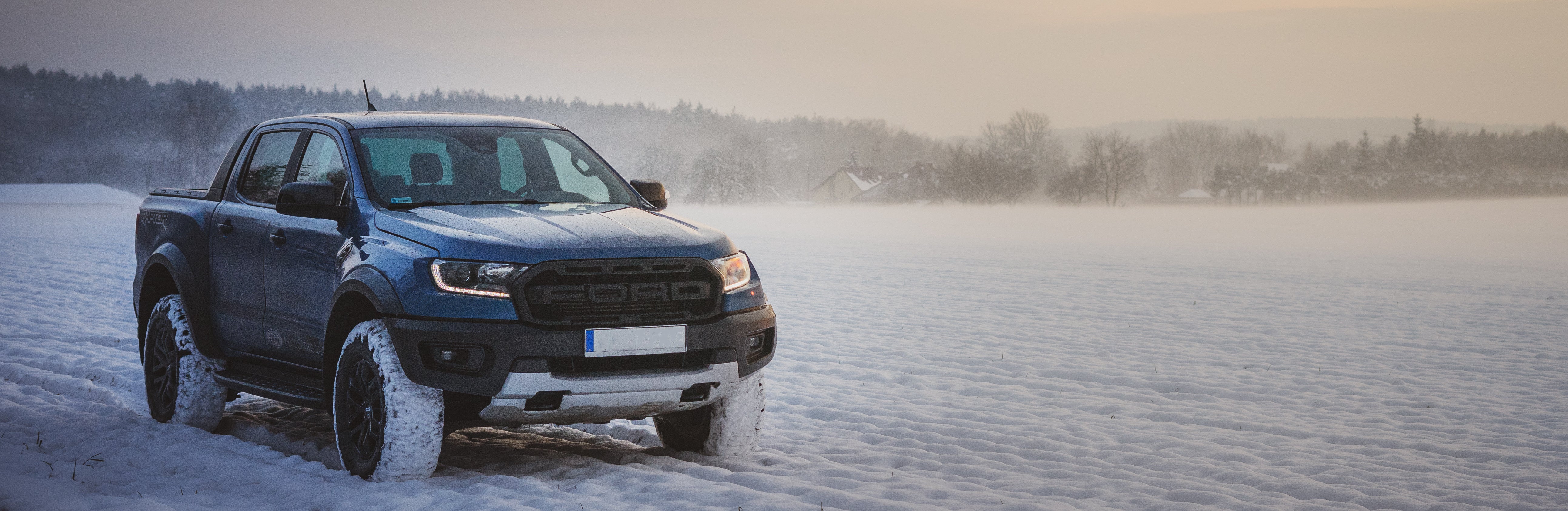 ford-raptor-parked-in-the-snow